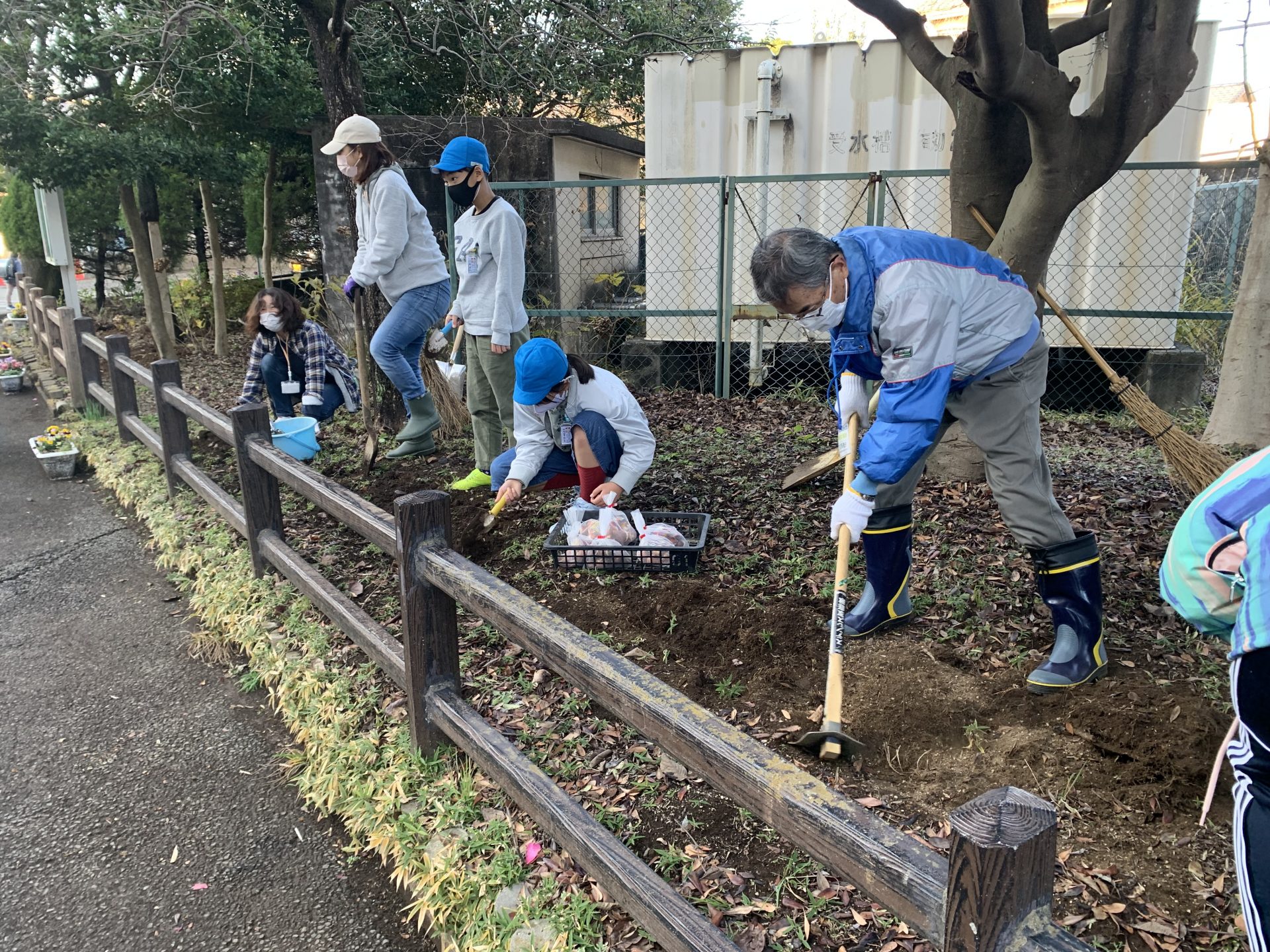 子供たちとたくさんの球根を植えました 埼玉みどりのポータルサイト