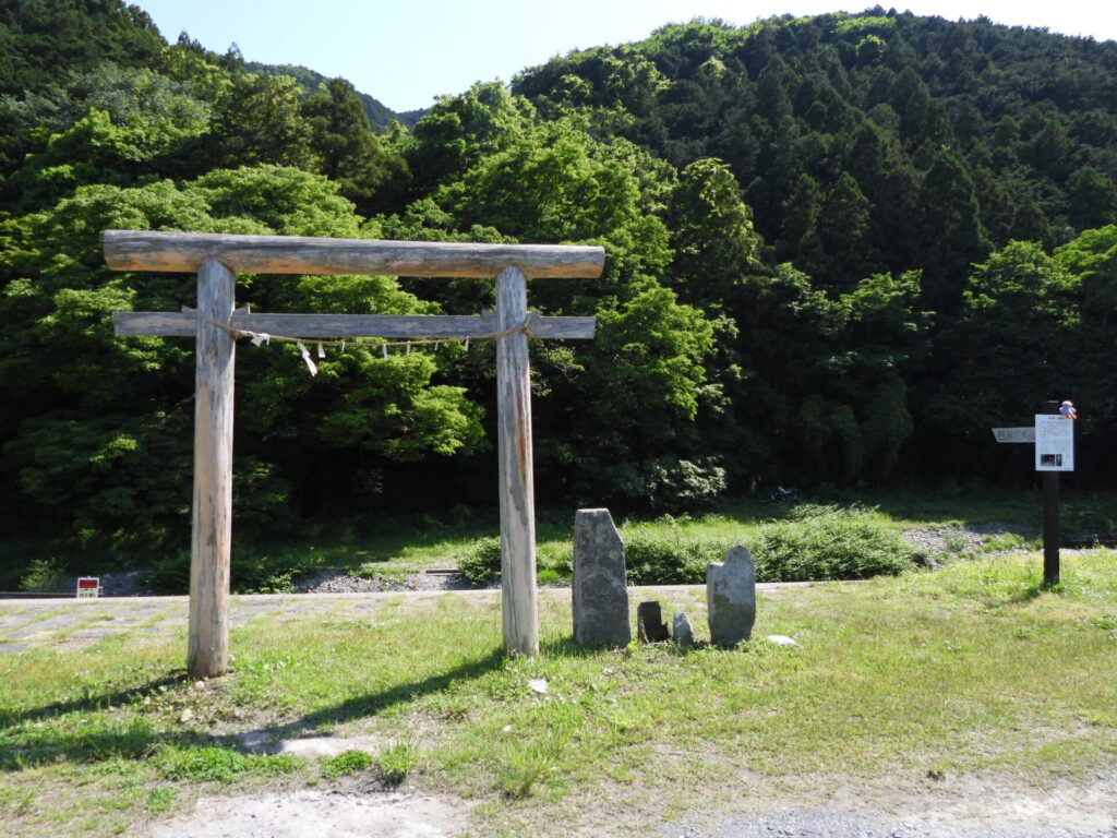 下里の滝（不動滝）前の鳥居