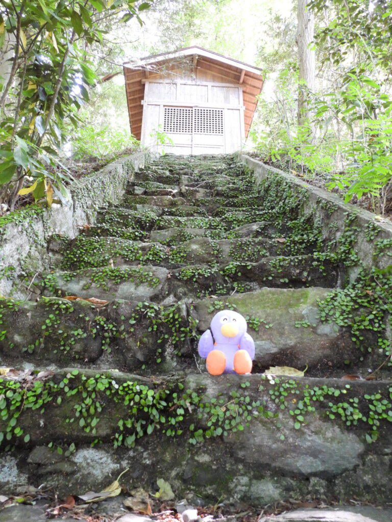 下里の滝（不動滝）付近の祠とコバトン