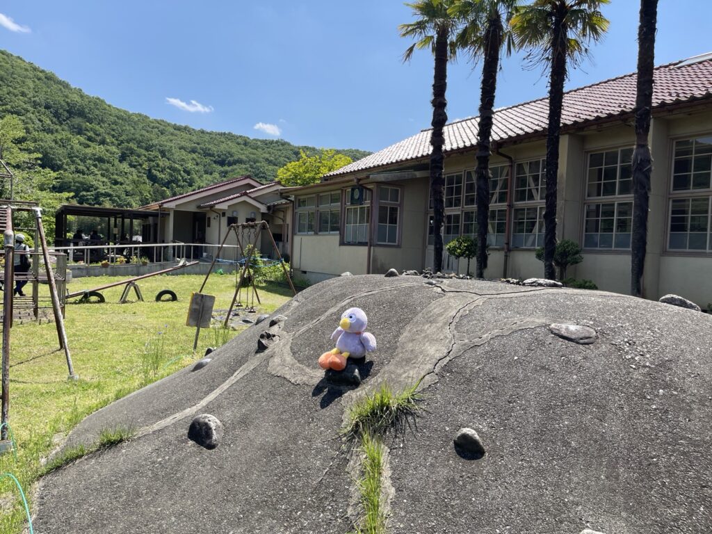 旧小川町立小川小学校下里分校で遊ぶコバトン