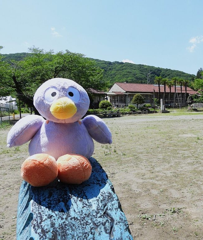 旧小川町立小川小学校下里分校の校庭とコバトン
